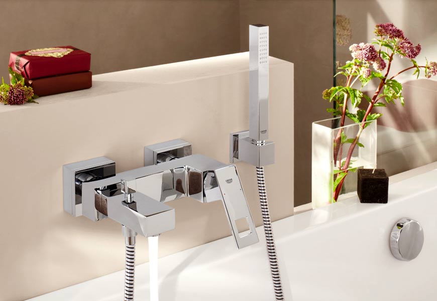 Grohe Eurocube 23141 000 Смеситель для ванны с душем и кронштейном